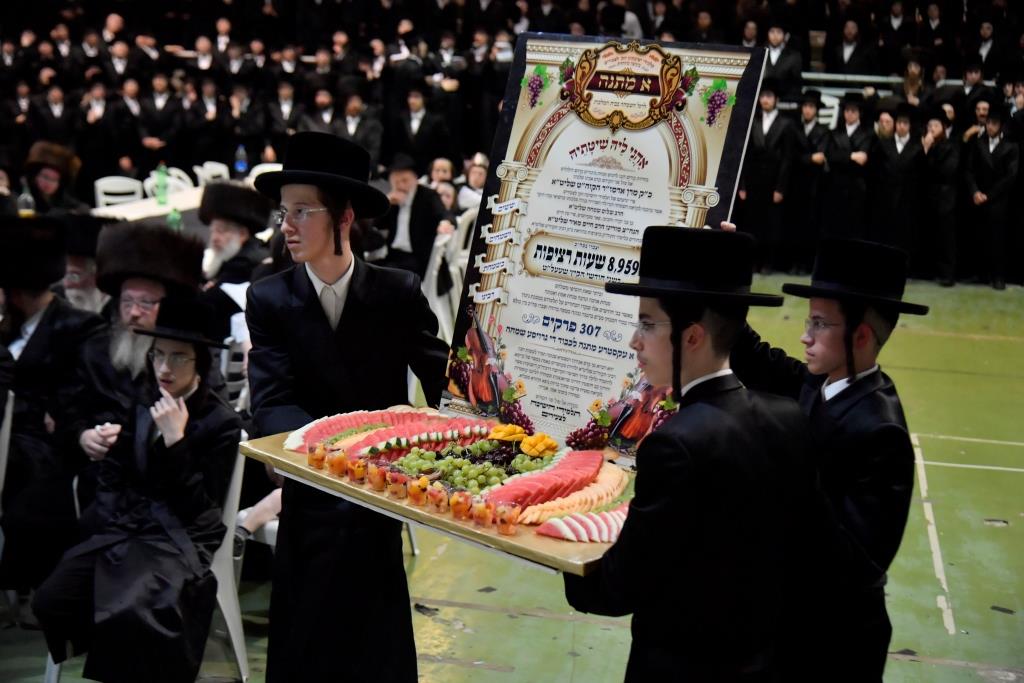 בחורי ויז'ניץ בשבע ברכות לנכד האדמו"ר