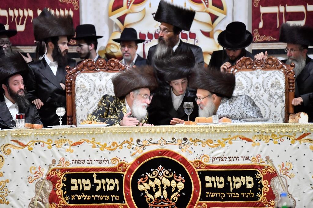 בחורי ויז'ניץ בשבע ברכות לנכד האדמו"ר