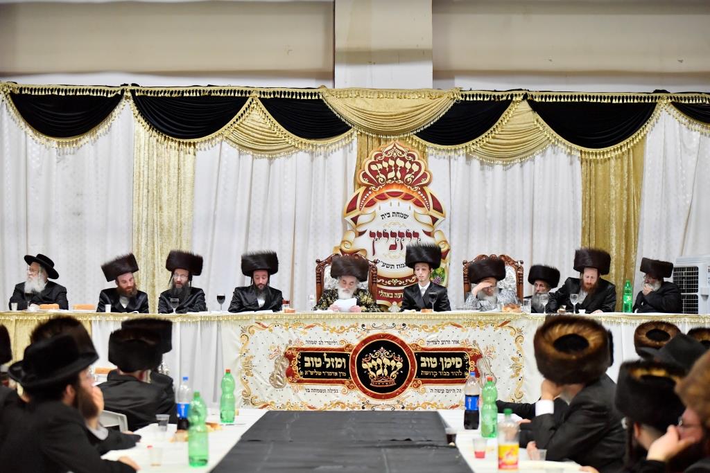 בחורי ויז'ניץ בשבע ברכות לנכד האדמו"ר