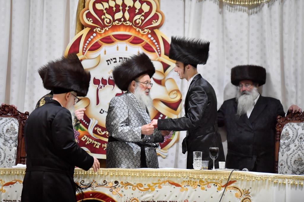 בחורי ויז'ניץ בשבע ברכות לנכד האדמו"ר