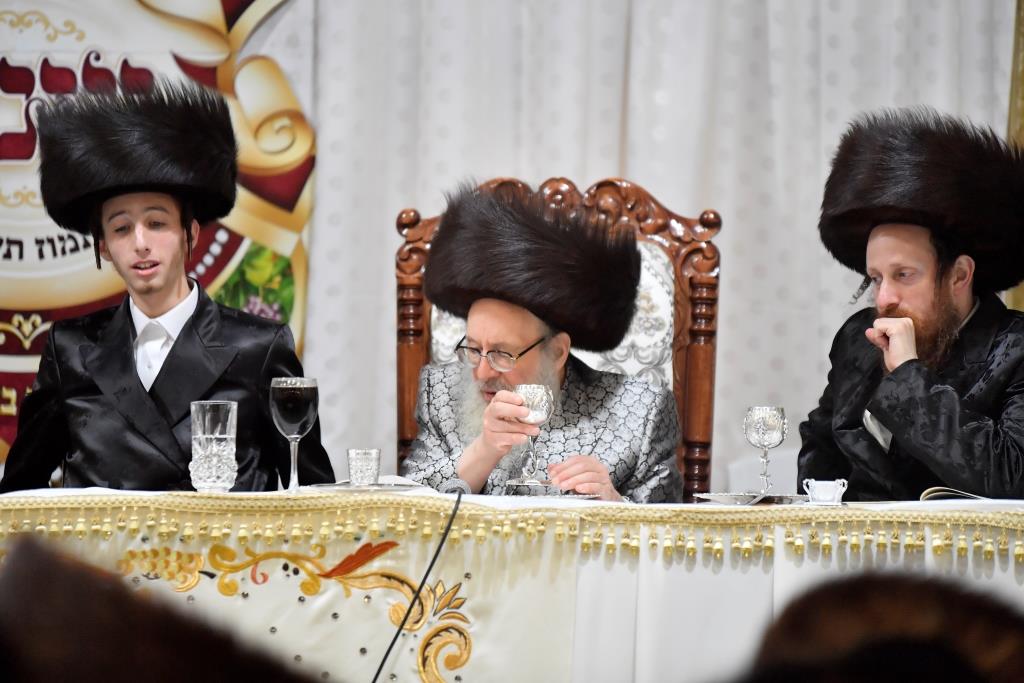 בחורי ויז'ניץ בשבע ברכות לנכד האדמו"ר