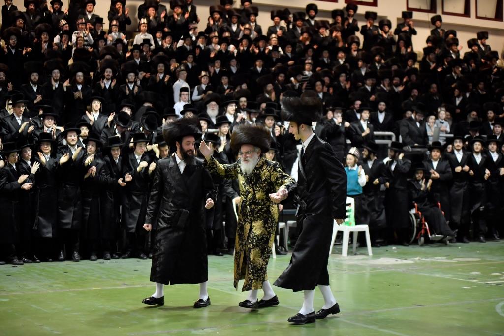 בחורי ויז'ניץ בשבע ברכות לנכד האדמו"ר