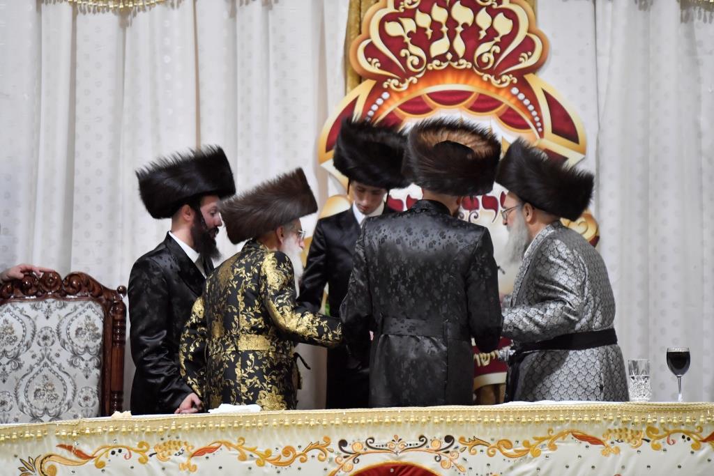 בחורי ויז'ניץ בשבע ברכות לנכד האדמו"ר