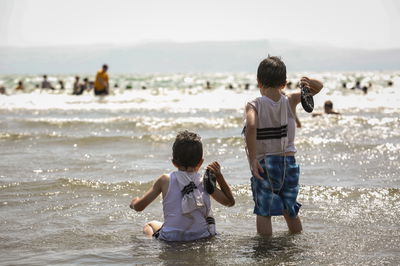 רוחצים בכנרת ביום שישי