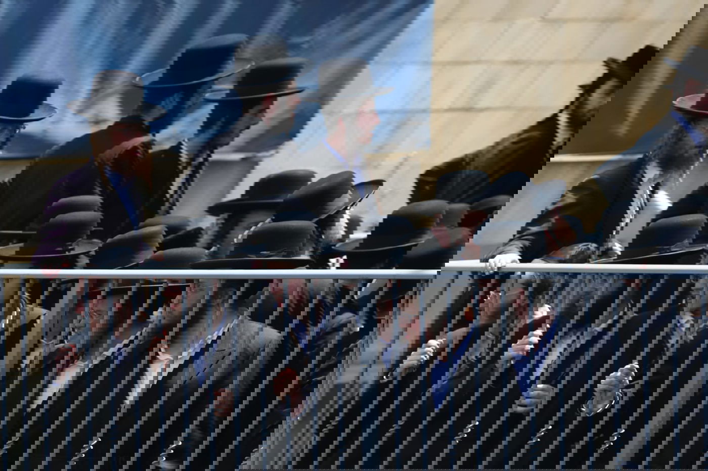 מאות מחסידי גור גילו את בית העסקן ברלינר - ובאו להפגין