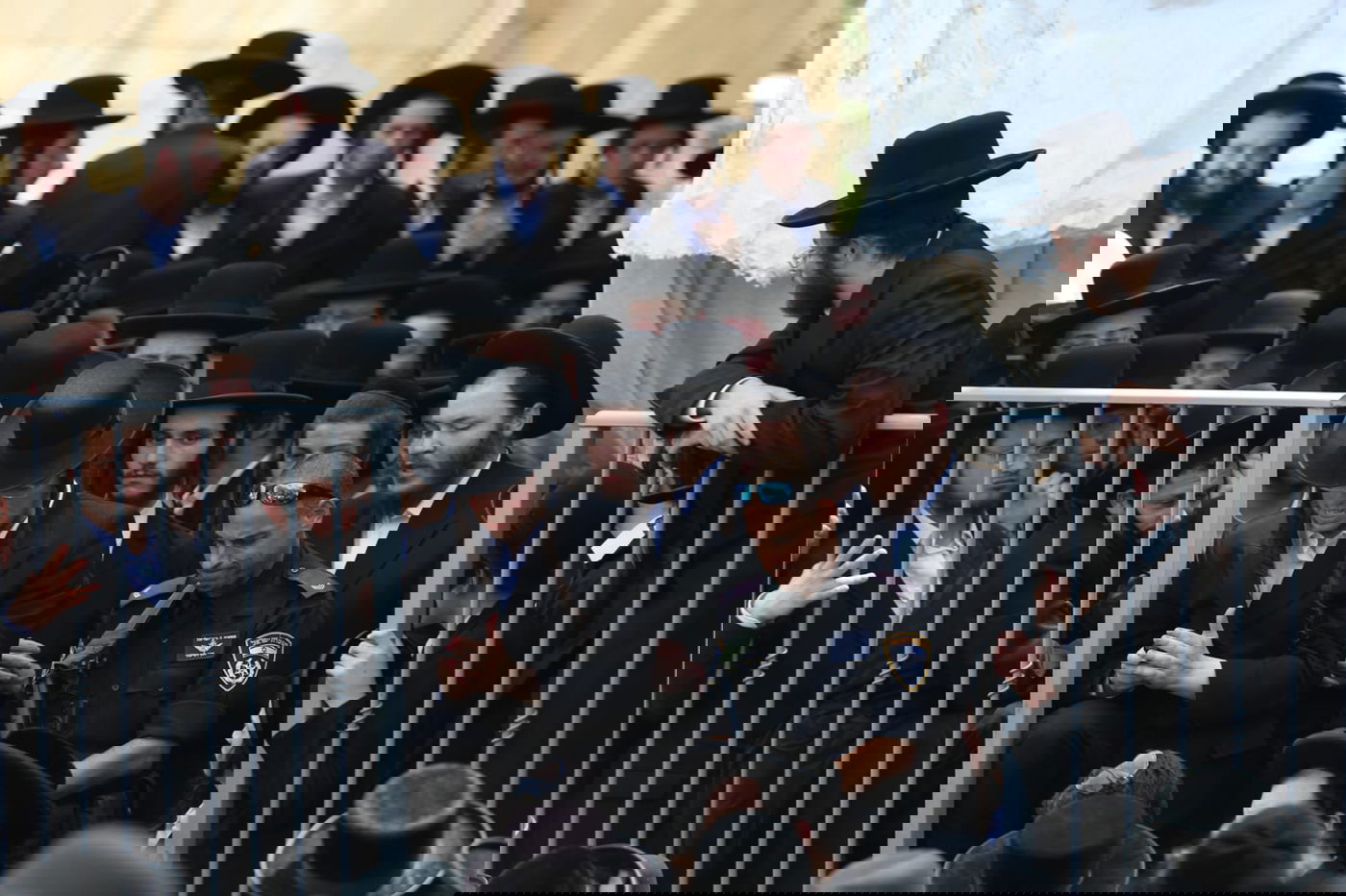 מאות מחסידי גור גילו את בית העסקן ברלינר - ובאו להפגין