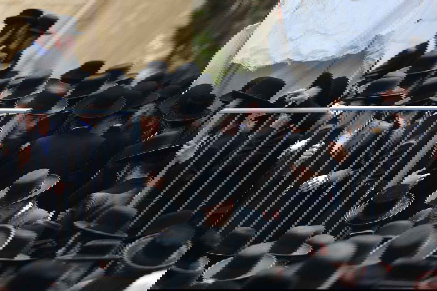 מאות מחסידי גור גילו את בית העסקן ברלינר - ובאו להפגין