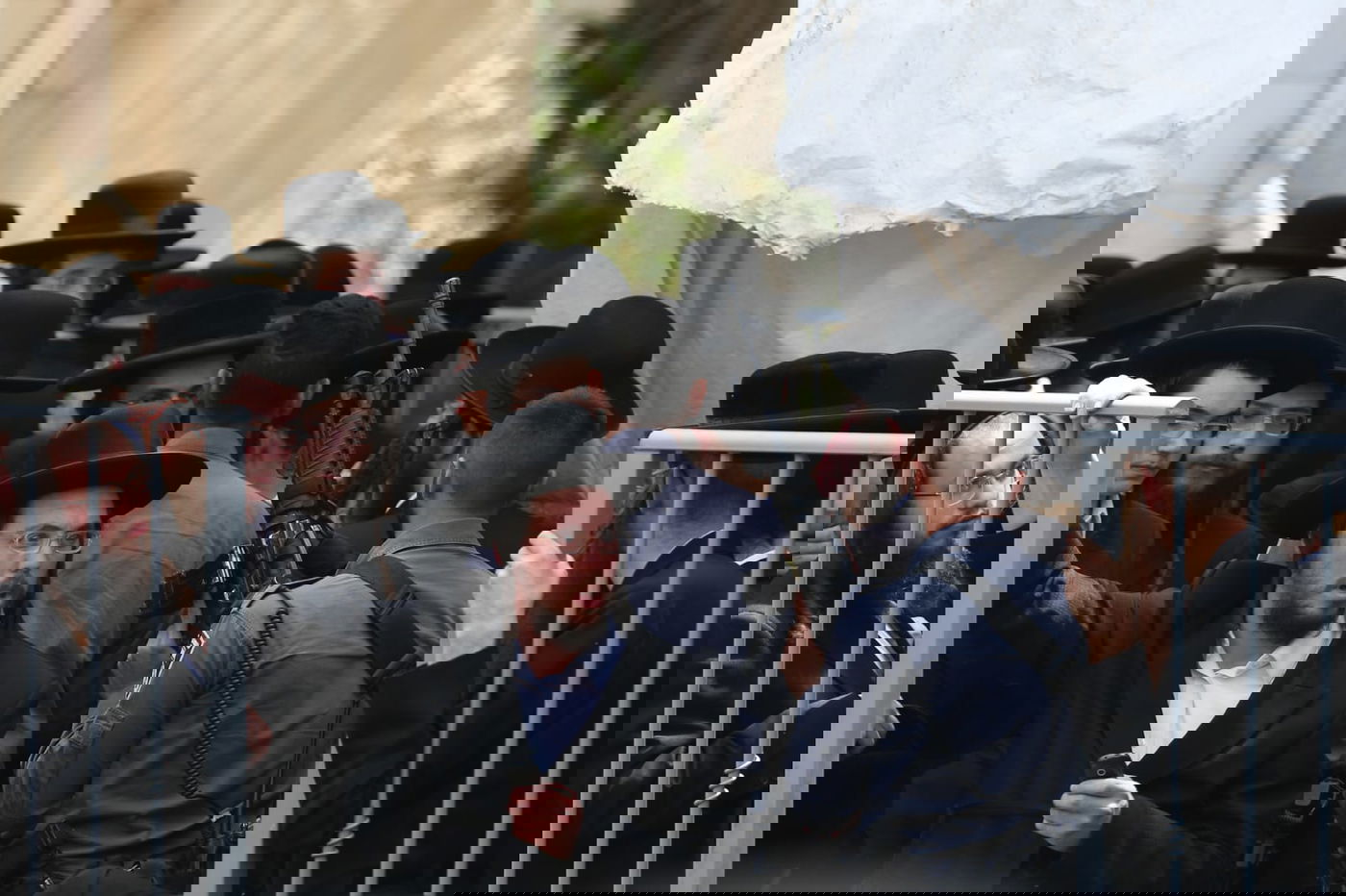 מאות מחסידי גור גילו את בית העסקן ברלינר - ובאו להפגין