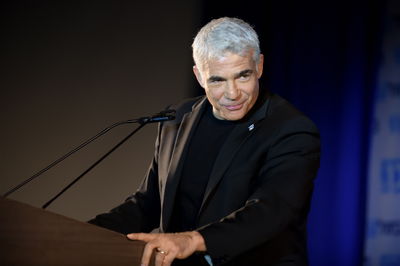 לפיד צייץ סקר לעוקביו, ומחק בגלל התוצאה