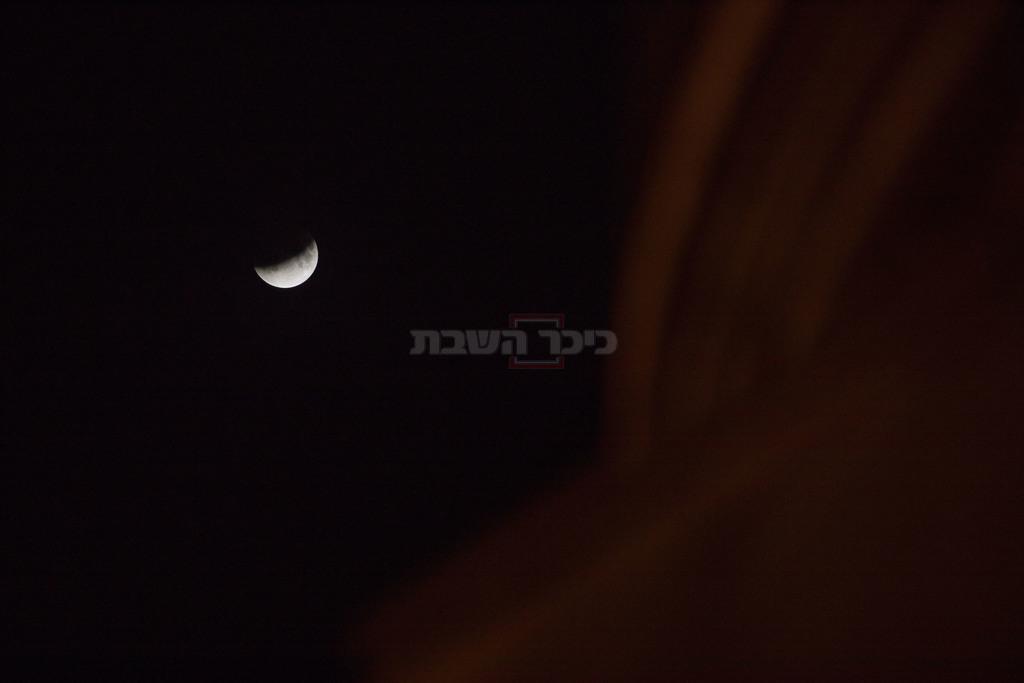 צפו בתמונות: ליקוי ירח חלקי בשמי ישראל