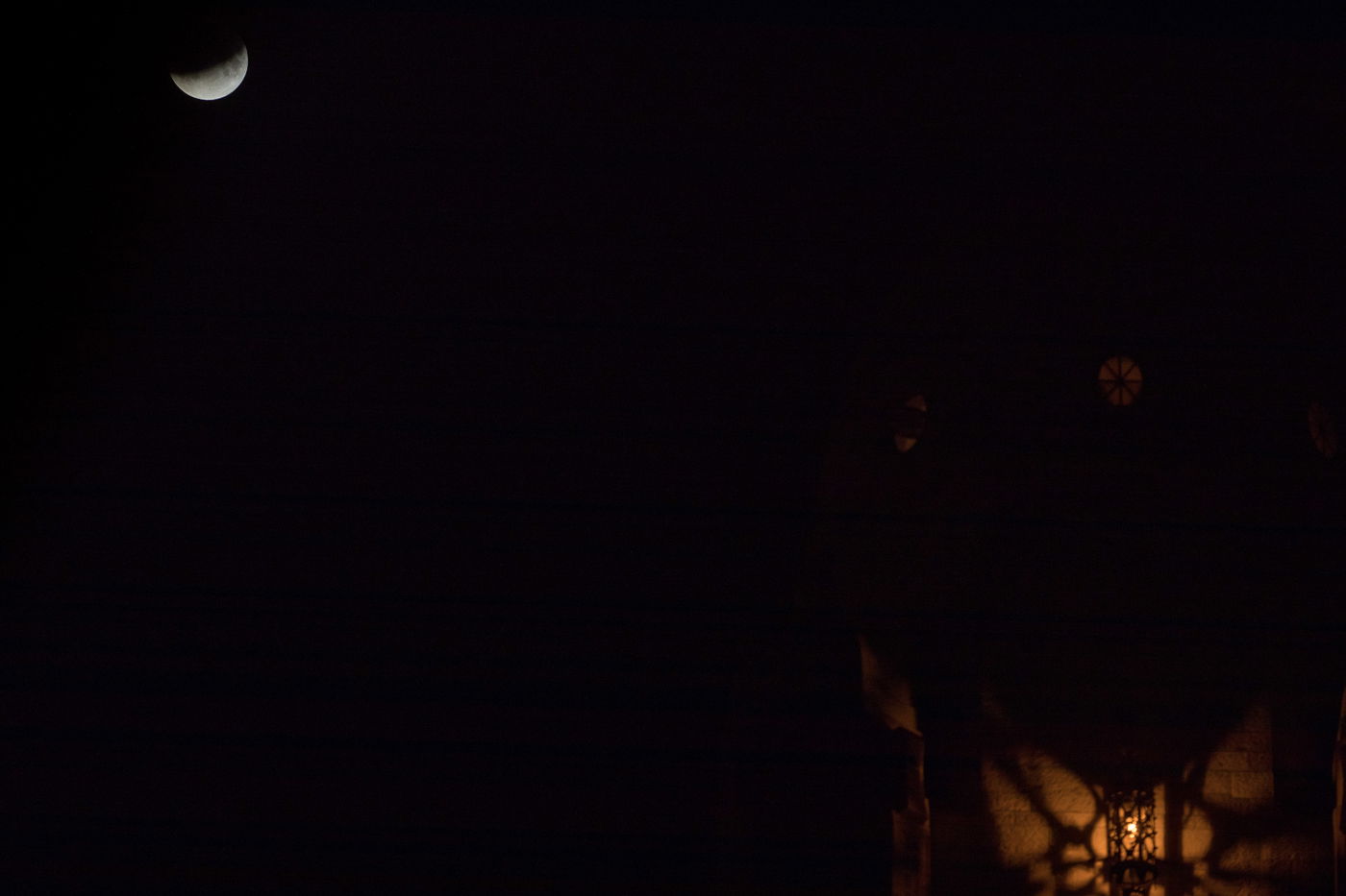 צפו בתמונות: ליקוי ירח חלקי בשמי ישראל