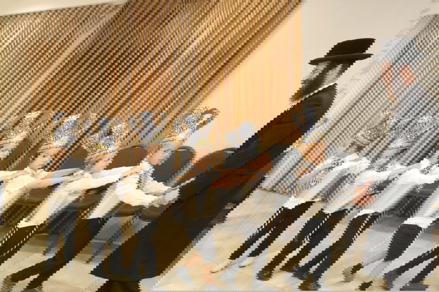 ילדי 'לעלוב' במסיבת חומש • צפו בגלריה