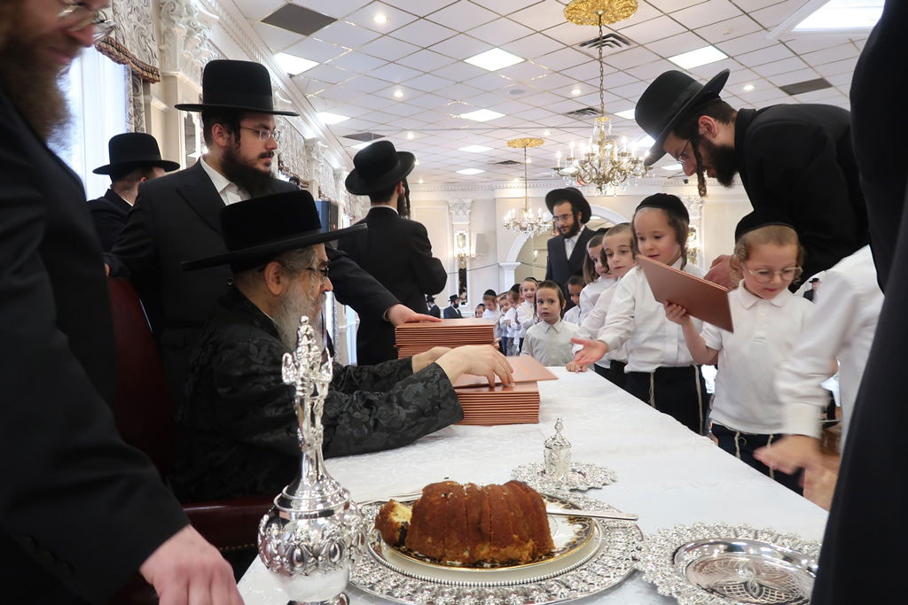 500 ילדי סאטמר במסיבת חומש אחת