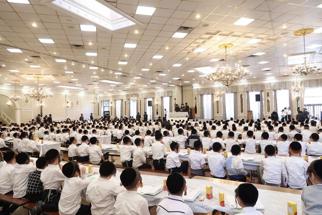 500 ילדי סאטמר במסיבת חומש אחת