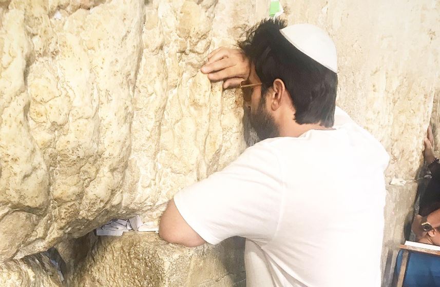 צפו: השחקן יהודה לוי בתפילה בכותל המערבי