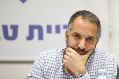 צפו: כוכב הרשת החרדי השתיק את רון קובי