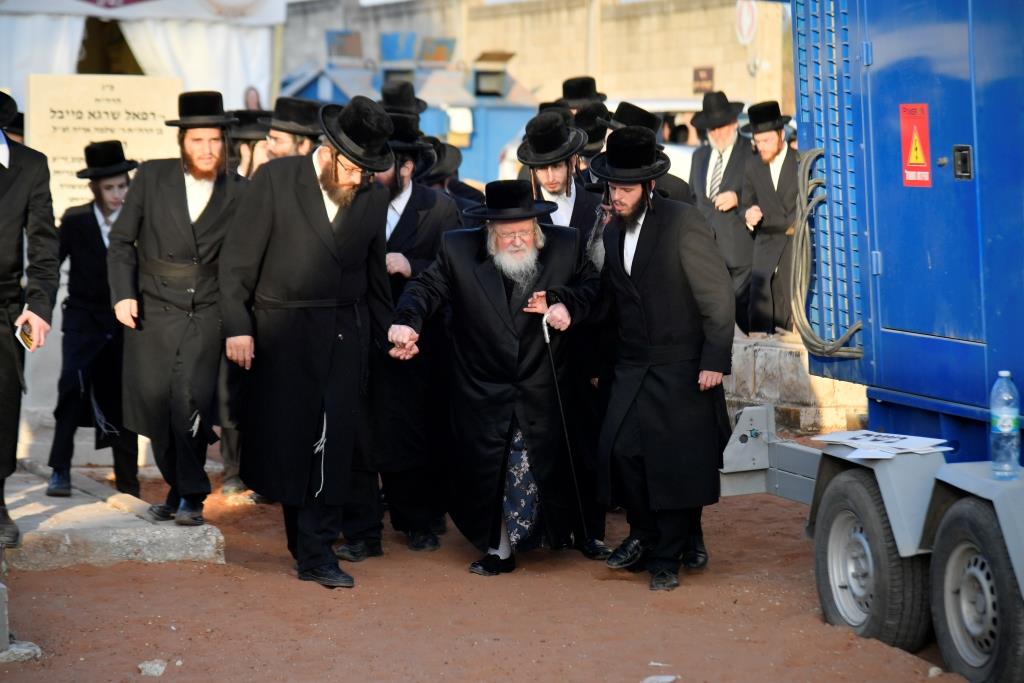 "יארצייט" וחגיגת בר מצווה בקרעטשניף