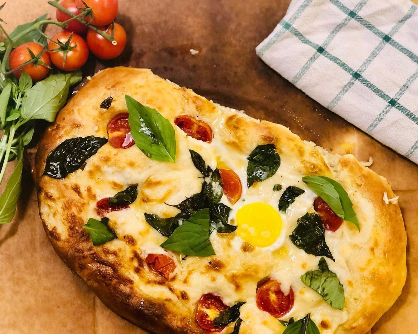 פוקאצ'ה עם רוטב בשאמל, ביצים, עגבניות ובזיליקום