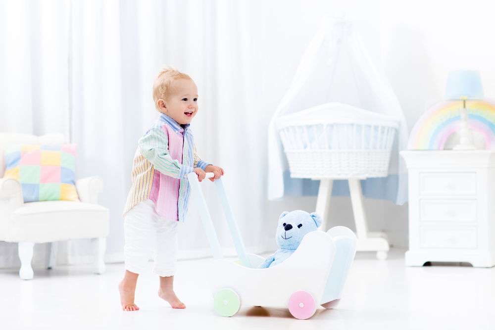 מתי תינוקות מתחילים ללכת? (ואיך לעזור להם להגיע לשם)