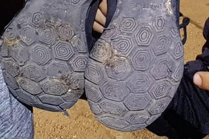 בגלל עקבות נעליים: שני פורצים זוהו ונתפסו