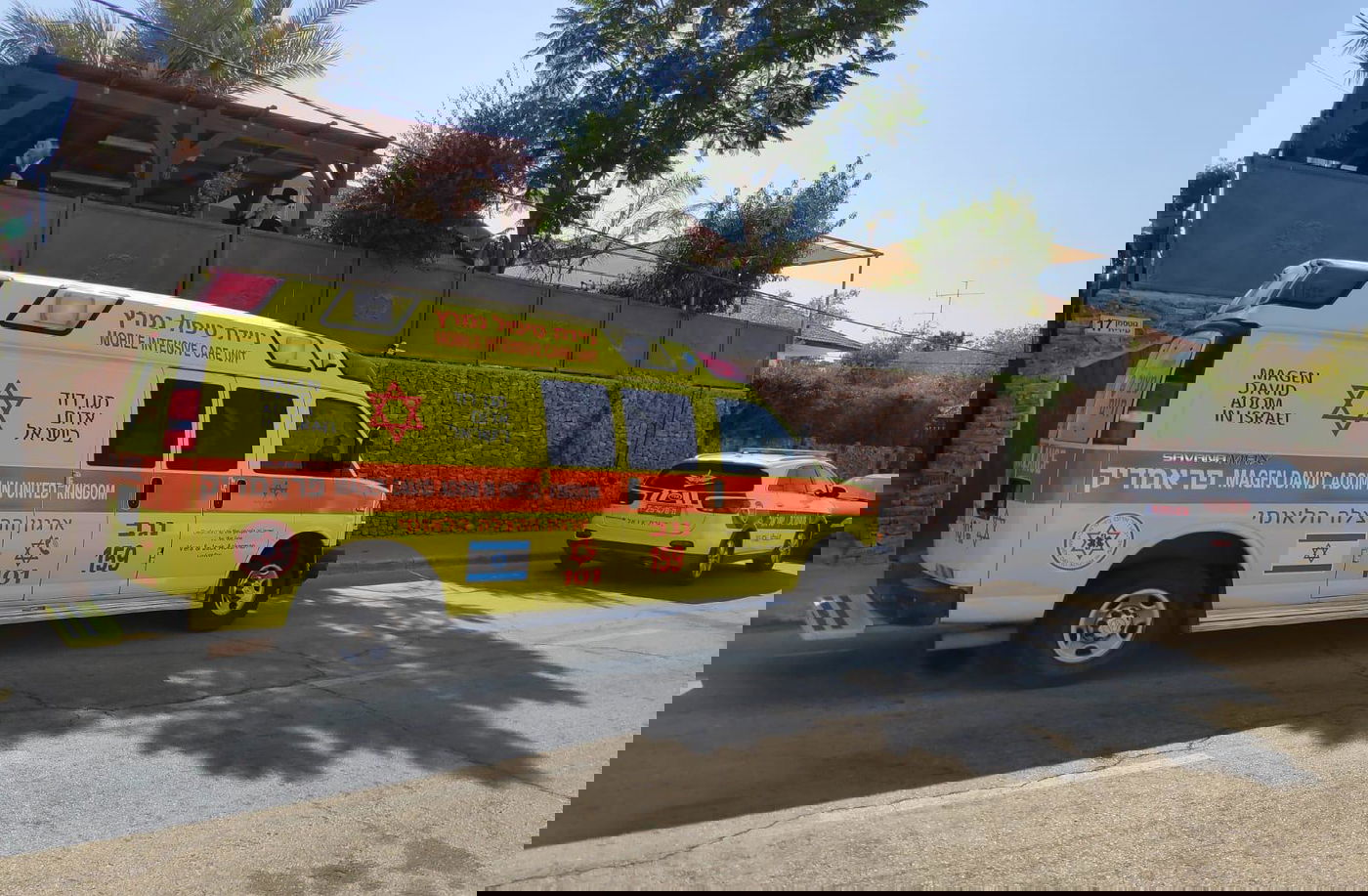 מחוץ לבית המשפחה בערד