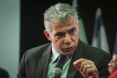 פדיחה ללפיד: צייץ על אביו טומי - נתפס משקר ו'תיקן טעות'