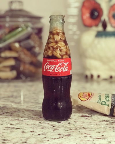 למה כדאי להכניס בוטנים לבקבוק קולה