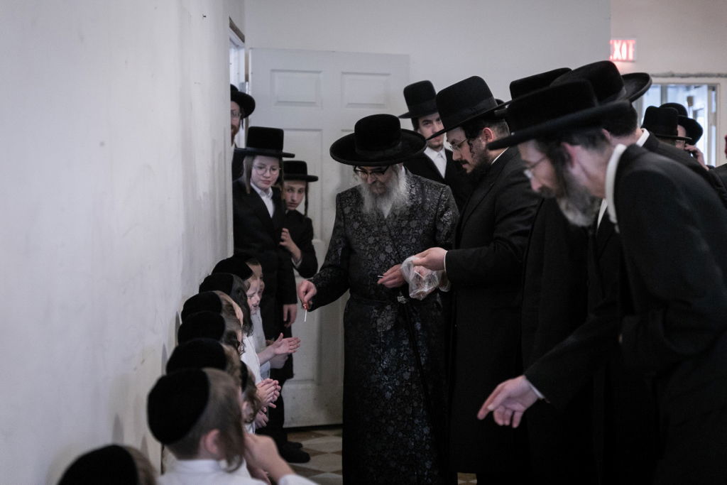 האדמו"ר מסאטמר בביקור במחנות הקיץ