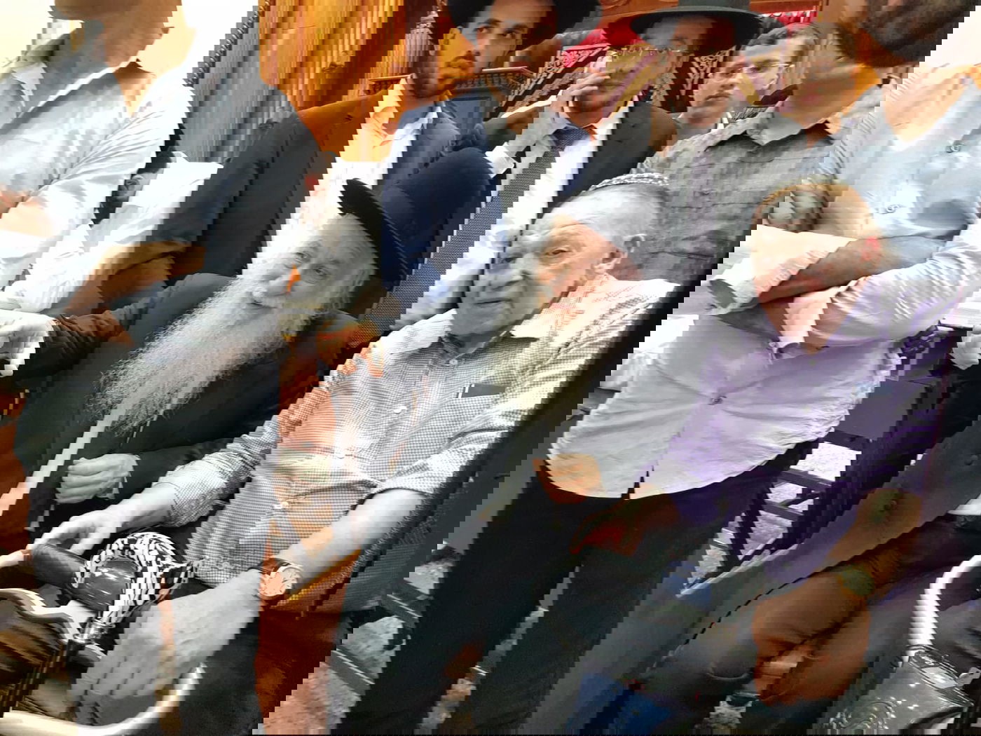 המיליארדר שלדון אדלסון ביקר בישיבת פוניבז' • תיעוד