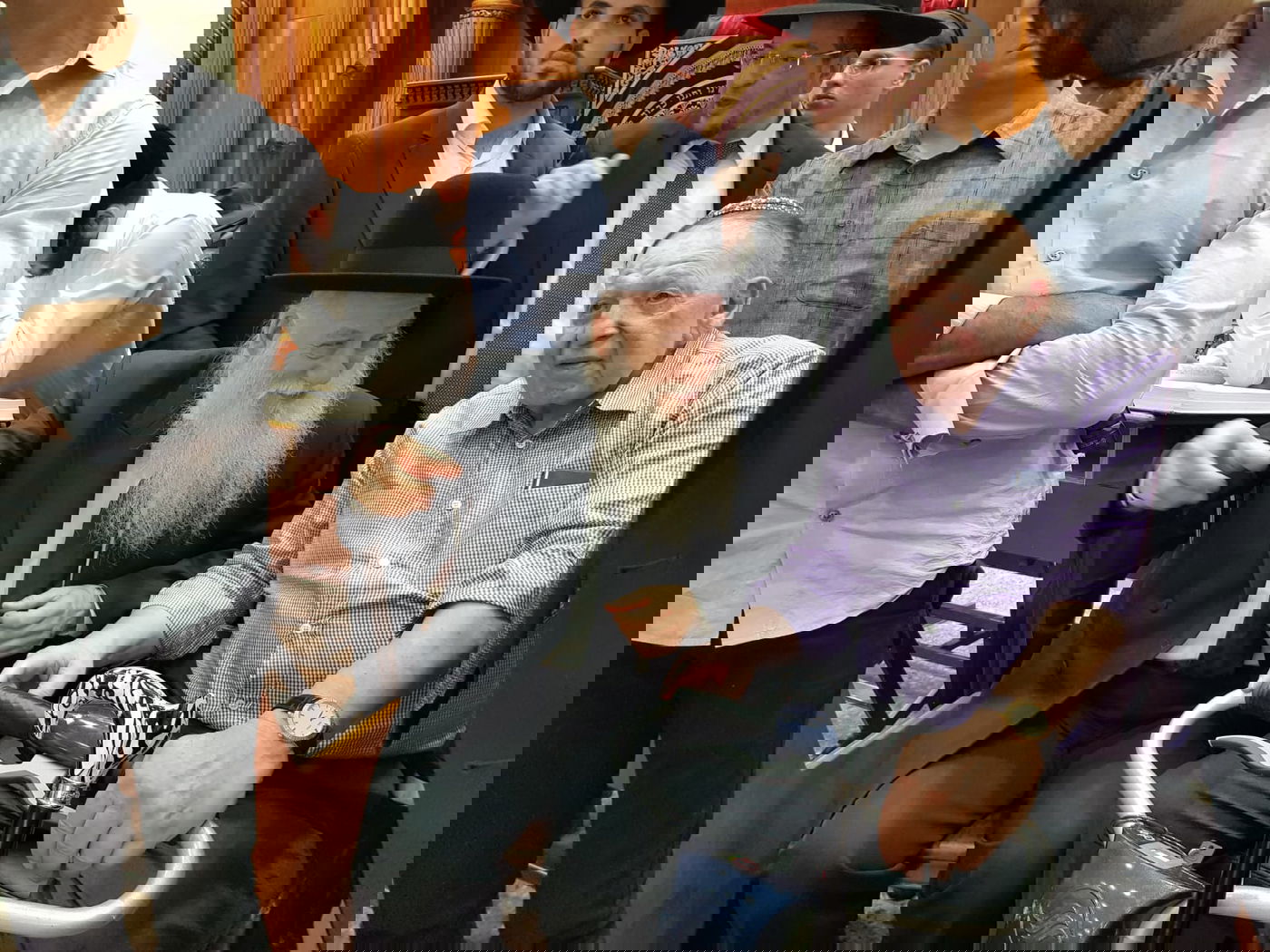 המיליארדר שלדון אדלסון ביקר בישיבת פוניבז' • תיעוד