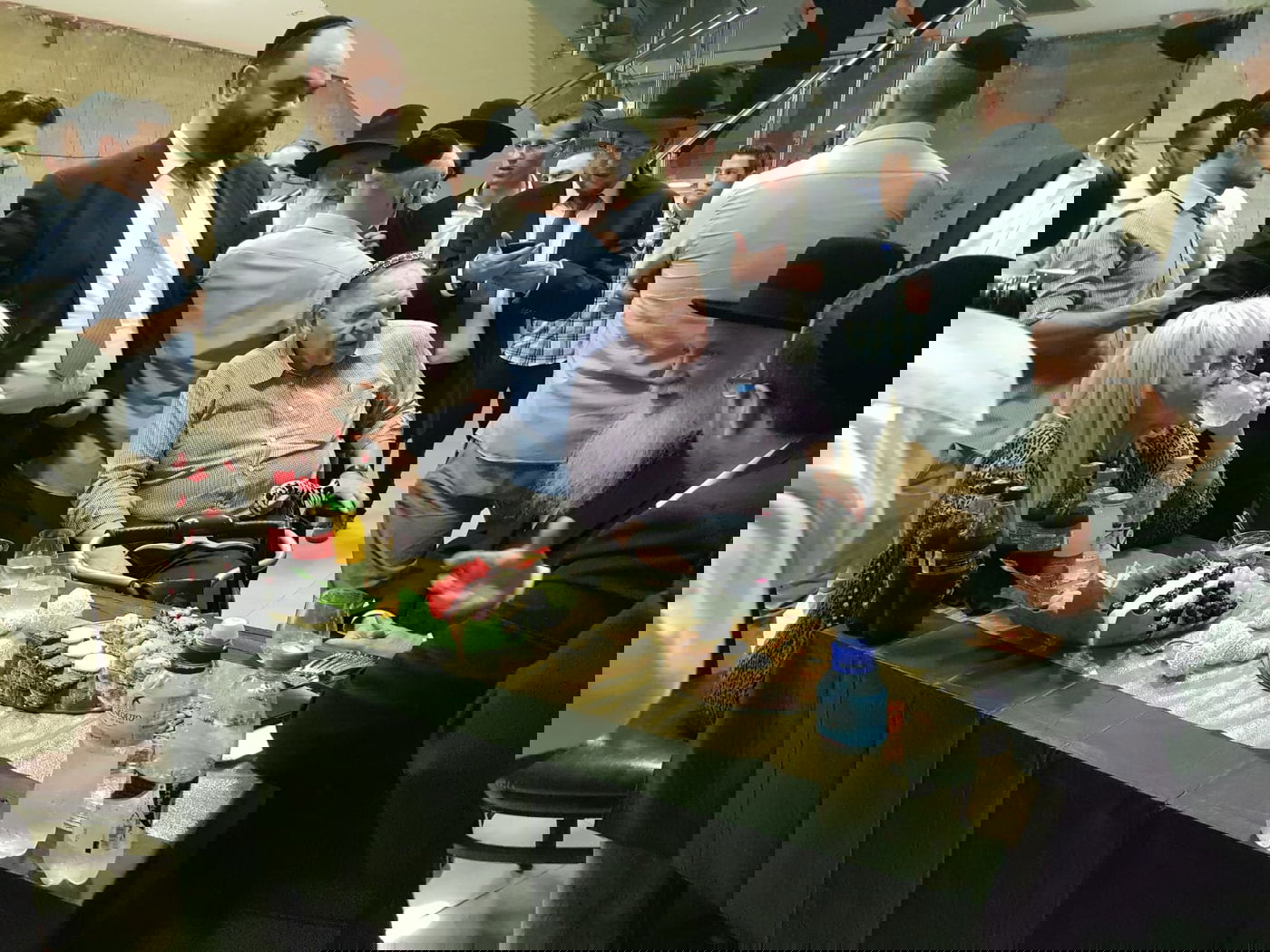 המיליארדר שלדון אדלסון ביקר בישיבת פוניבז' • תיעוד