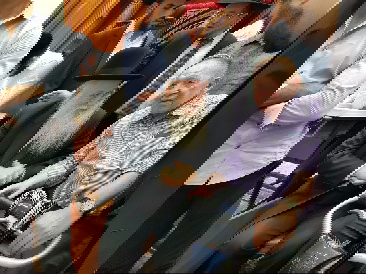 המיליארדר שלדון אדלסון ביקר בישיבת פוניבז' • תיעוד