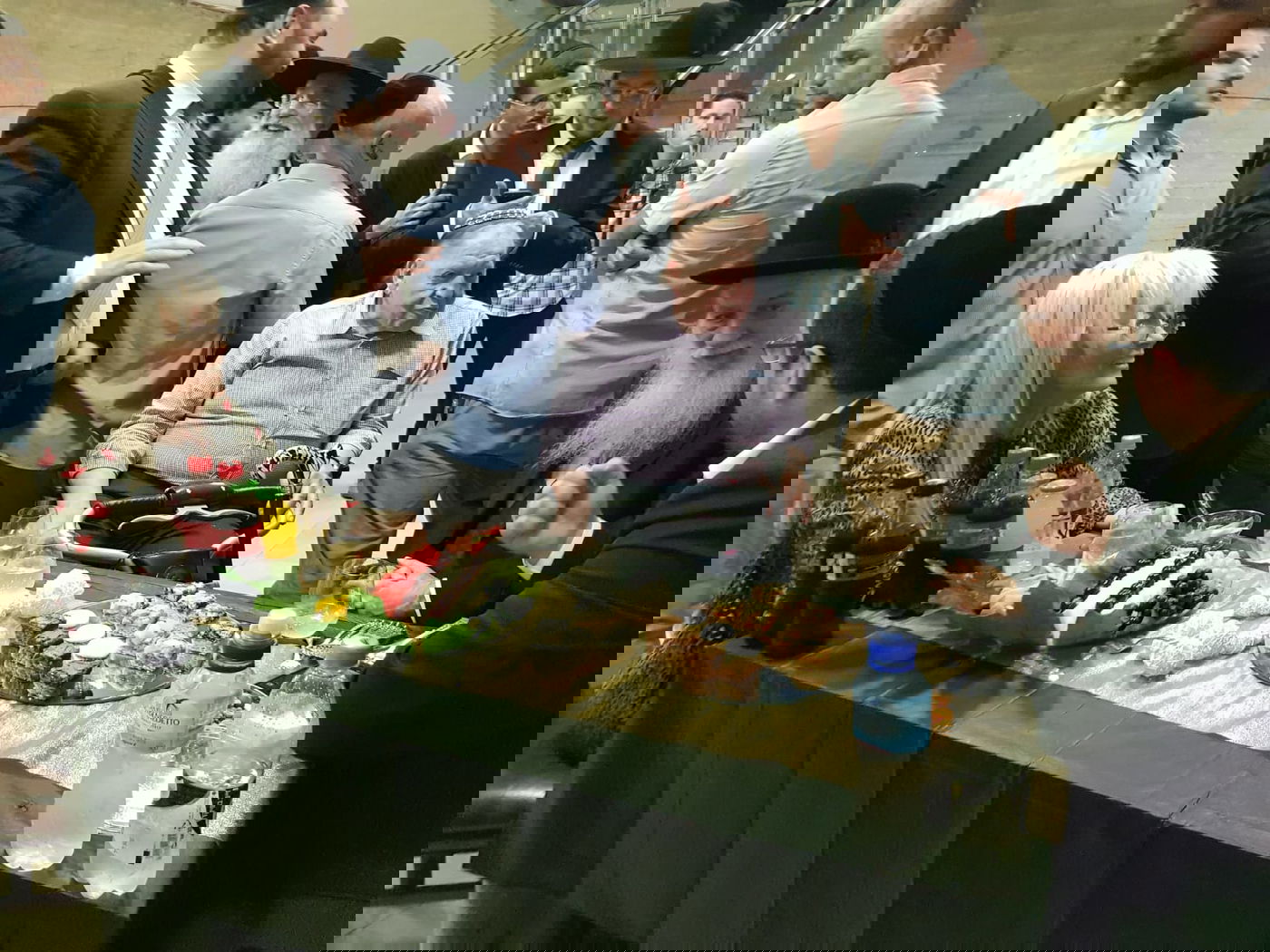 המיליארדר שלדון אדלסון ביקר בישיבת פוניבז' • תיעוד