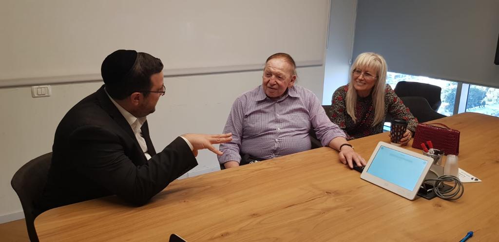 המיליארדר שלדון אדלסון ביקר בישיבת פוניבז' • תיעוד