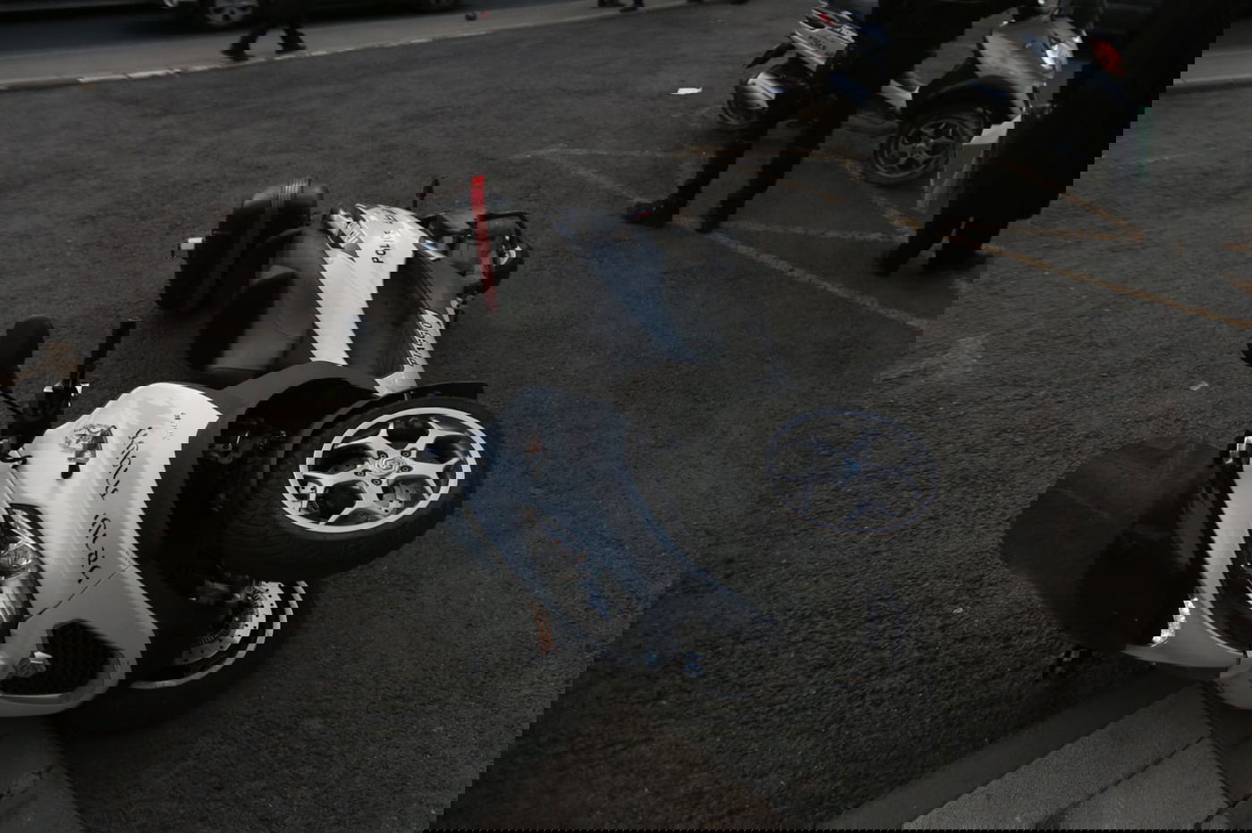 תיעוד: המפגין הפך את הקטנוע המשטרתי