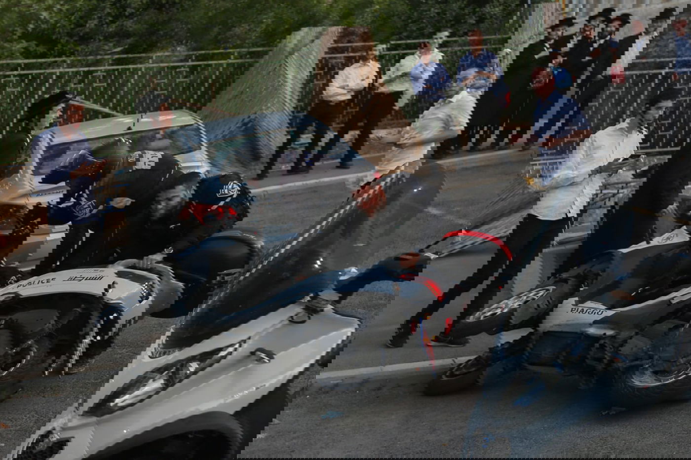 תיעוד: המפגין הפך את הקטנוע המשטרתי