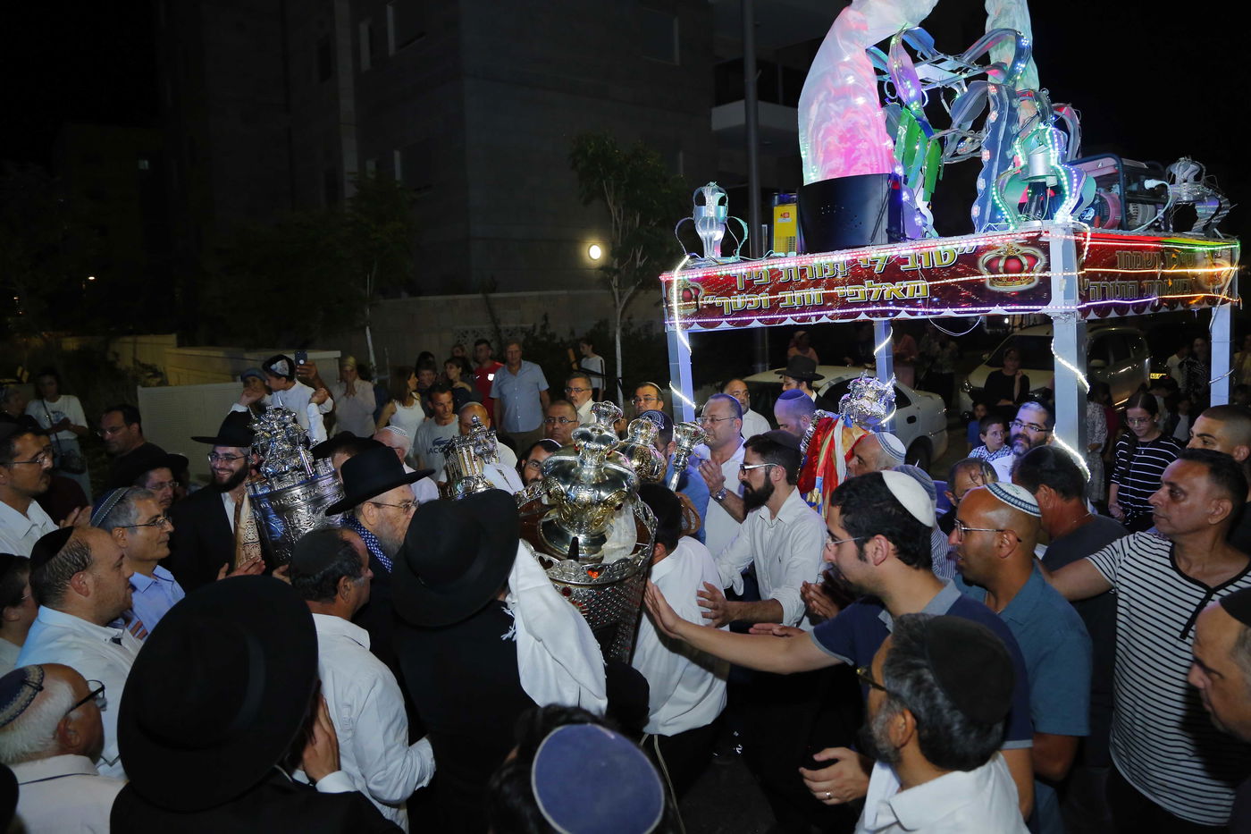 תיעוד: היתומים הכניסו ספר תורה לזכר אמם