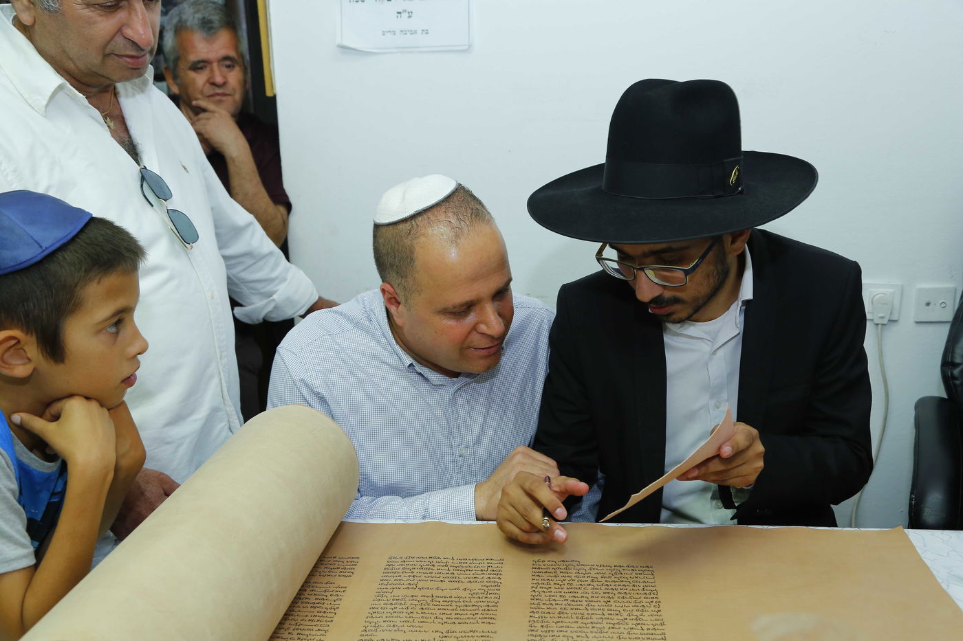 תיעוד: היתומים הכניסו ספר תורה לזכר אמם