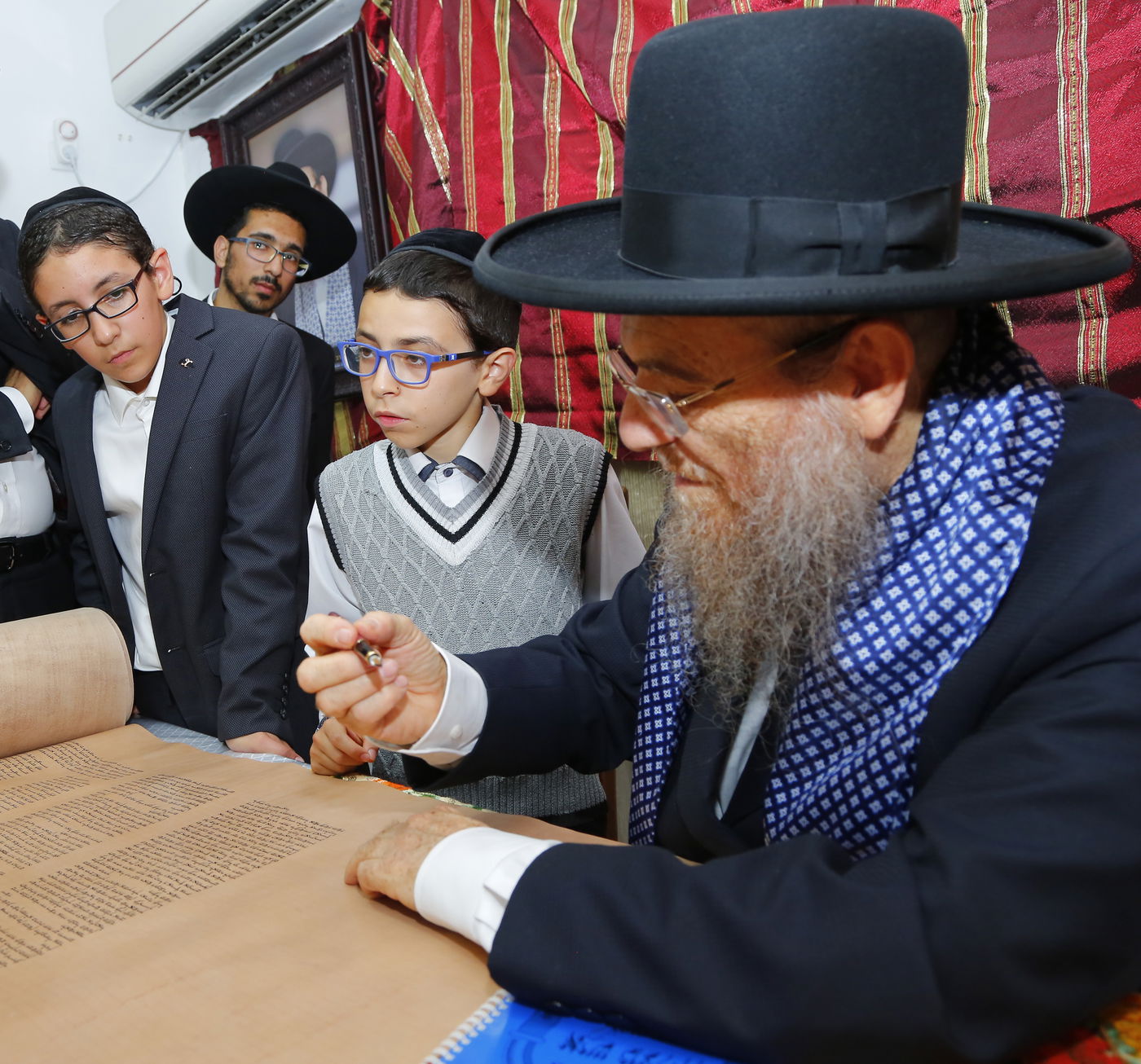 תיעוד: היתומים הכניסו ספר תורה לזכר אמם