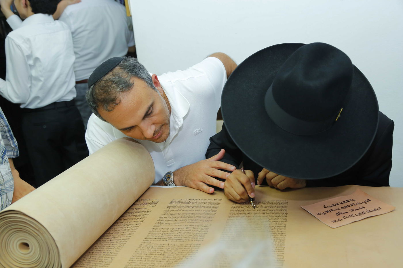 תיעוד: היתומים הכניסו ספר תורה לזכר אמם