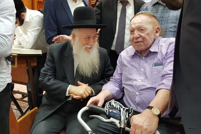 המיליארדר שלדון אדלסון ביקר בישיבת פוניבז' • תיעוד