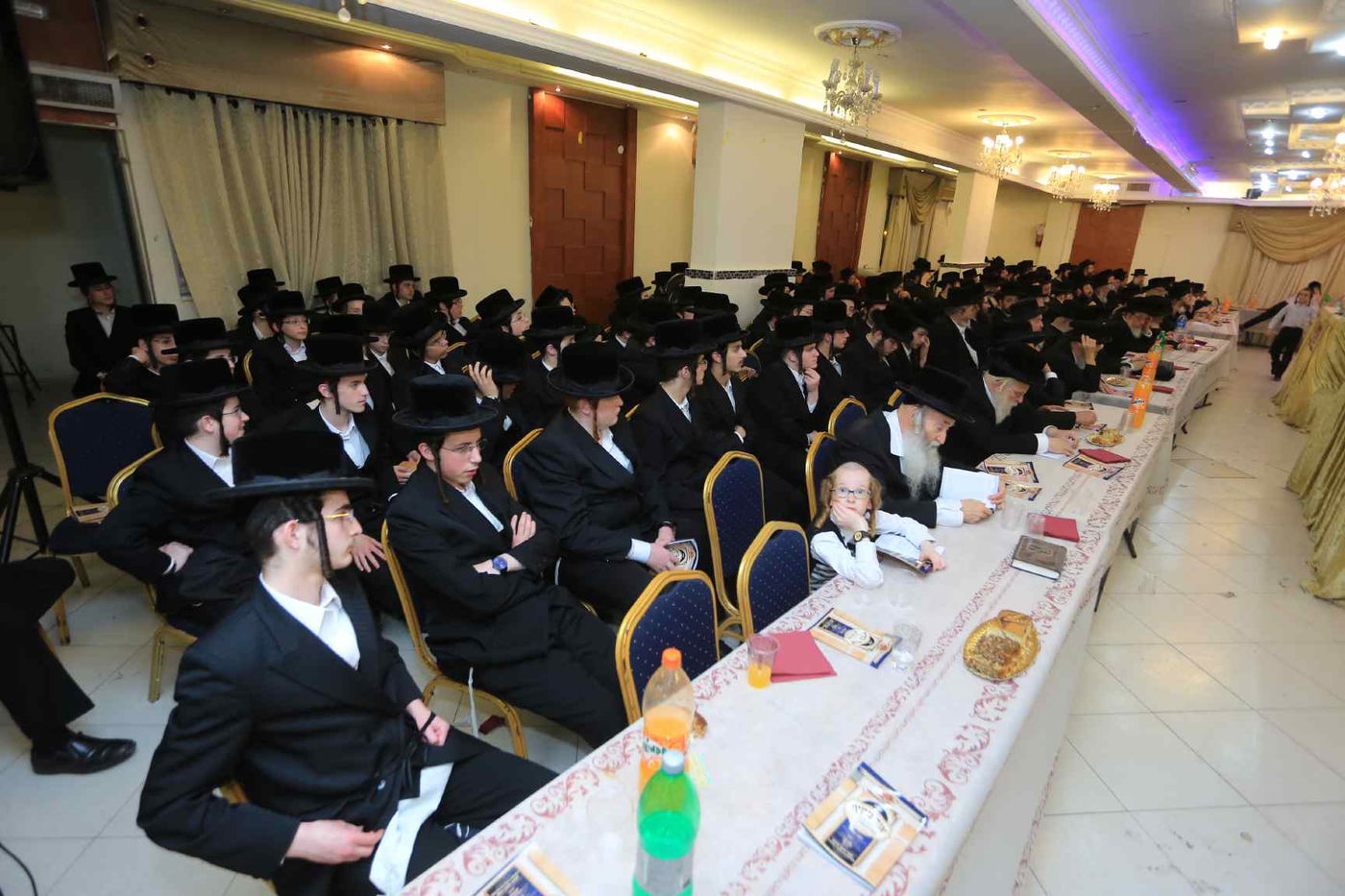 האדמו"ר מויז'ניץ חילק תעודות לבחורים המצטיינים