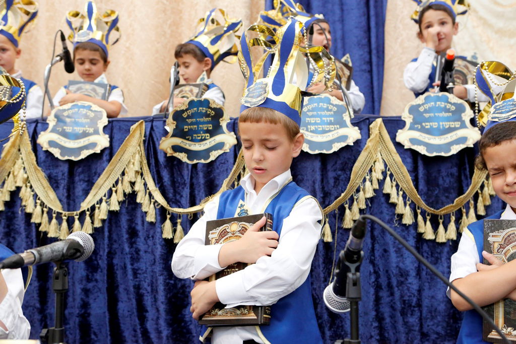 כך חגגו 'מסיבת חומש' בחיידר לבני אברכים ספרדים • צפו