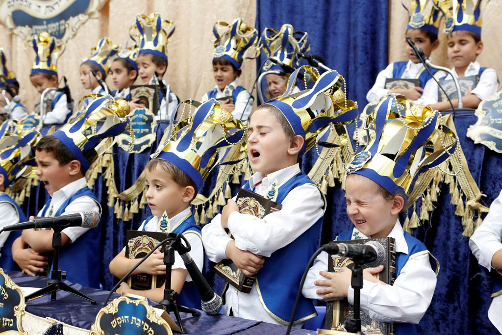 כך חגגו 'מסיבת חומש' בחיידר לבני אברכים ספרדים • צפו