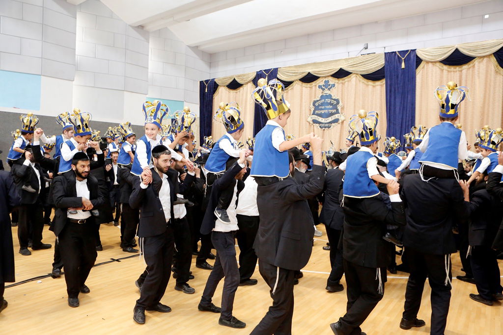 כך חגגו 'מסיבת חומש' בחיידר לבני אברכים ספרדים • צפו