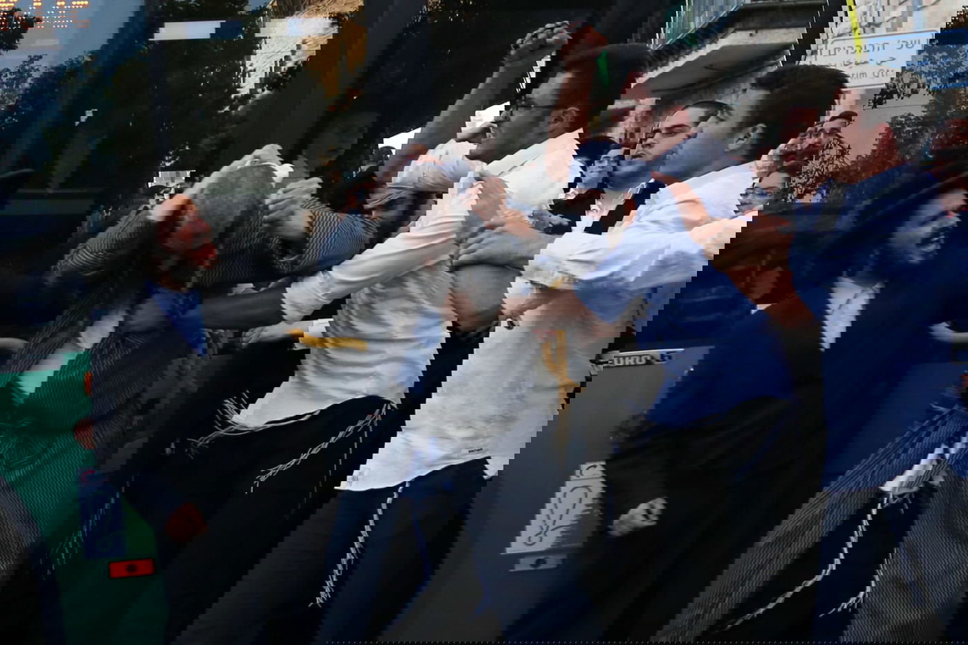 אלימות בהפגנה: צעיר חרדי פצע את המוחים עם האגרופן