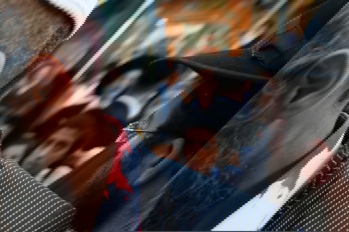 אלימות בהפגנה: צעיר חרדי פצע את המוחים עם האגרופן