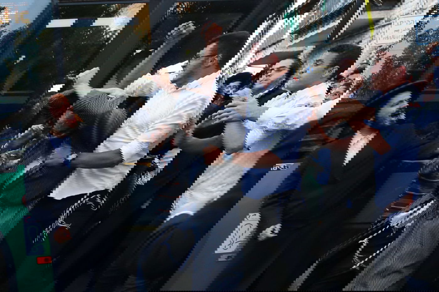 אלימות בהפגנה: צעיר חרדי פצע את המוחים עם האגרופן