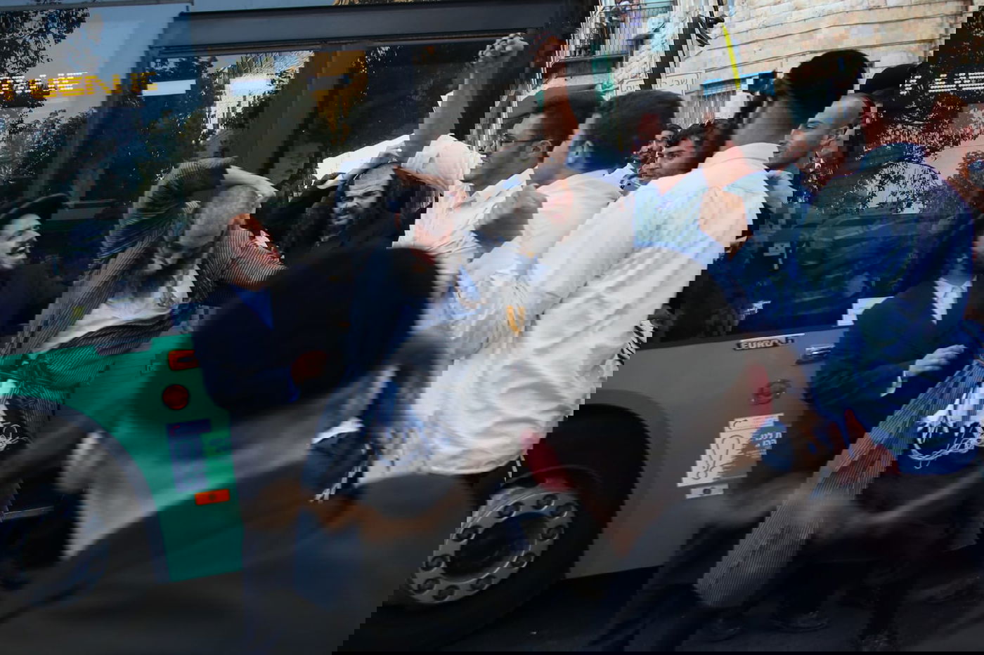 אלימות בהפגנה: צעיר חרדי פצע את המוחים עם האגרופן