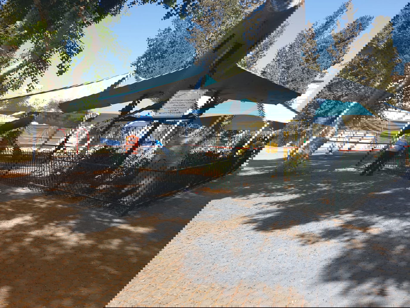 תעלומה: ילד בן 6 נמצא כשהוא דקור בגן שעשועים